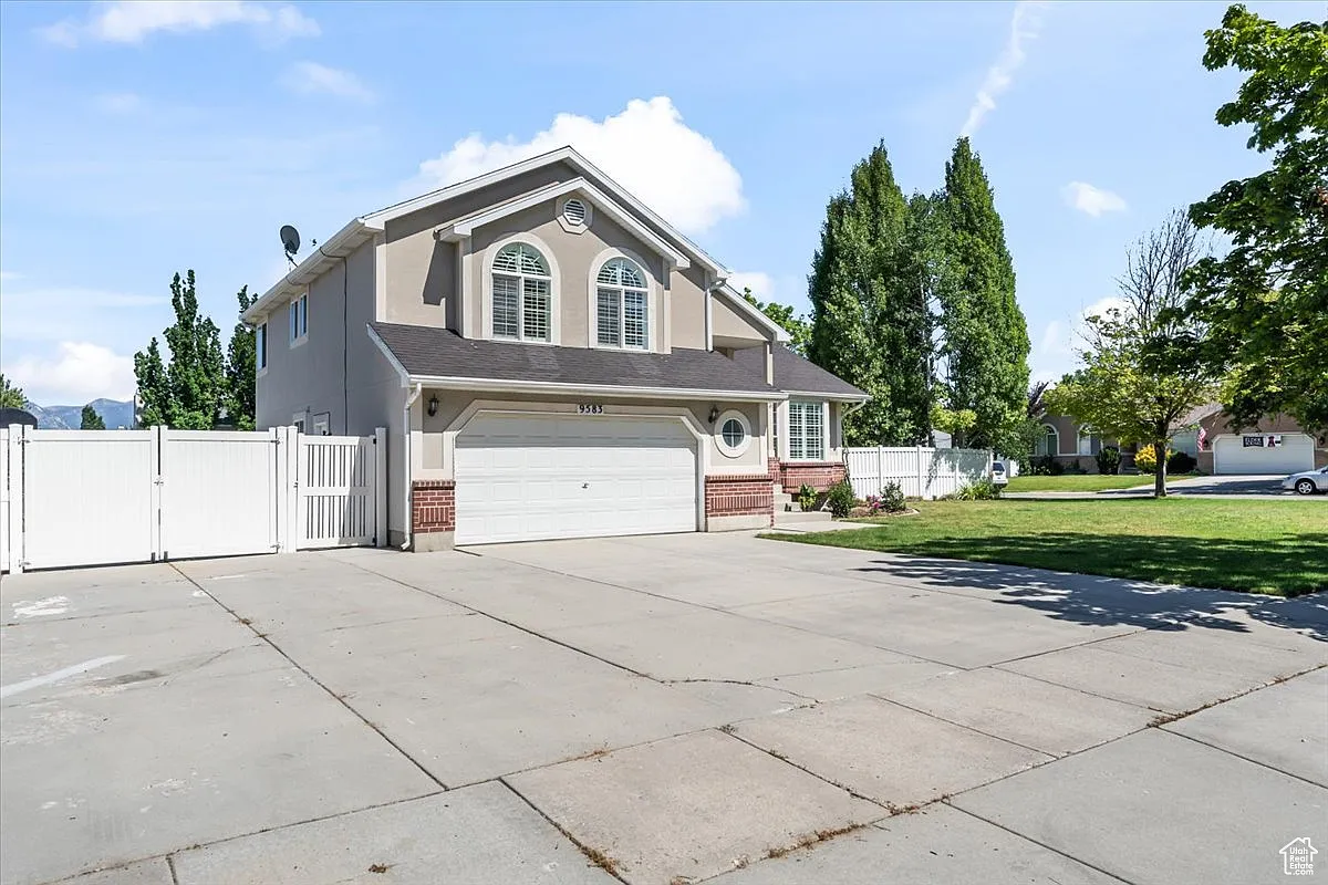 4 bed, 2360 sqft, $2,995 — Photo 2