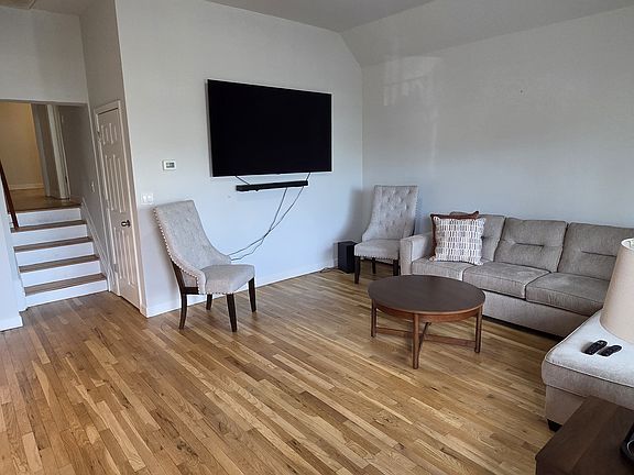 4th image of 210 Banta Ave