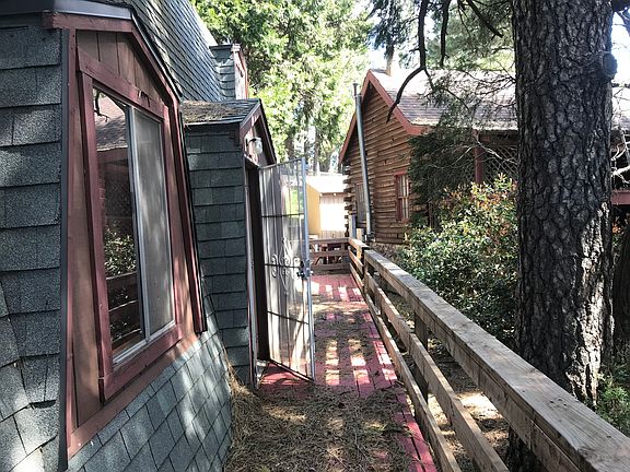 Entrance from deck to back