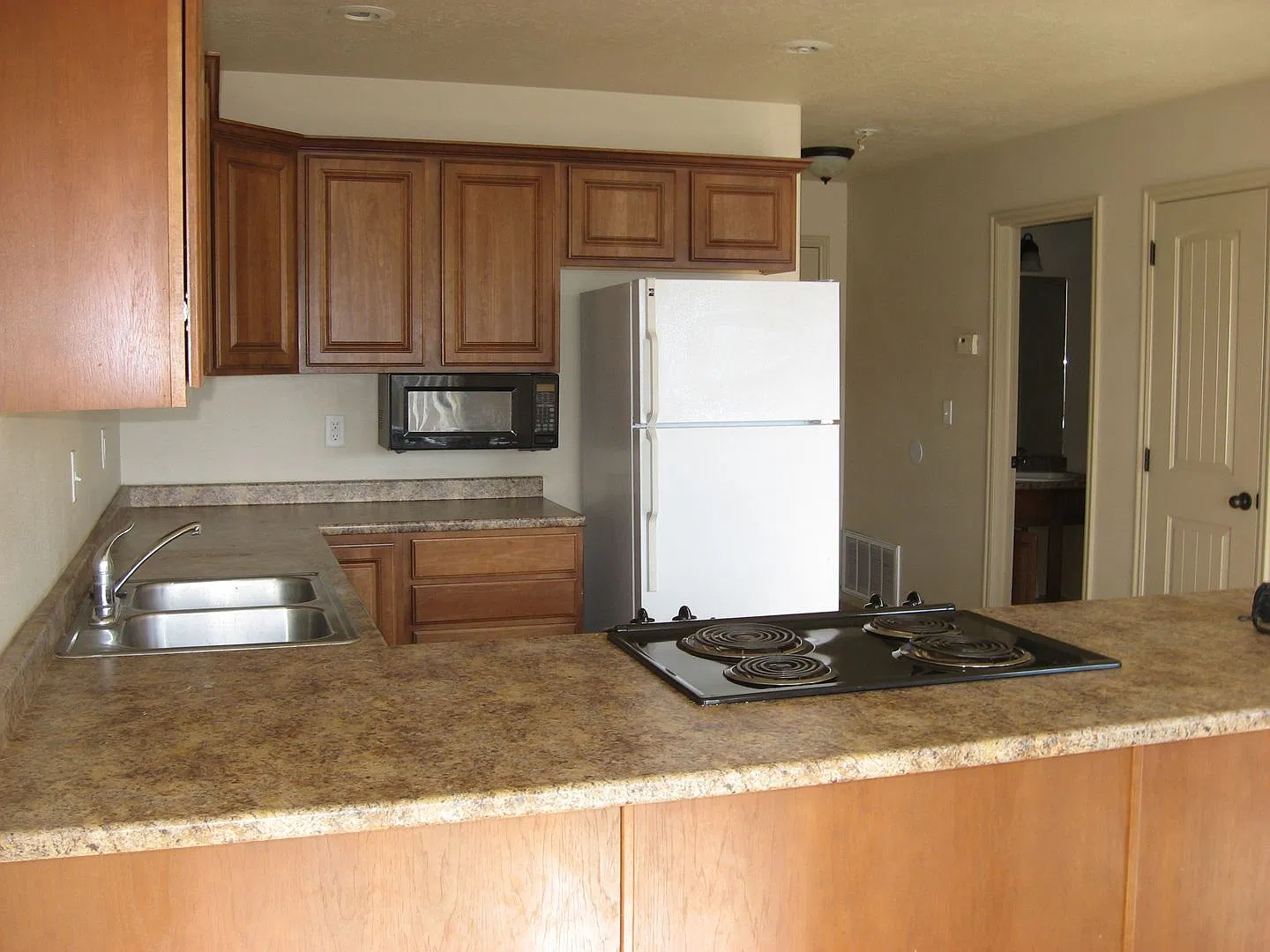 Charming Corner Lot Duplex with Garage & Backyard Reduced Rent! — Photo 3