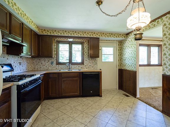 5th image of 852 Pinehurst Ln