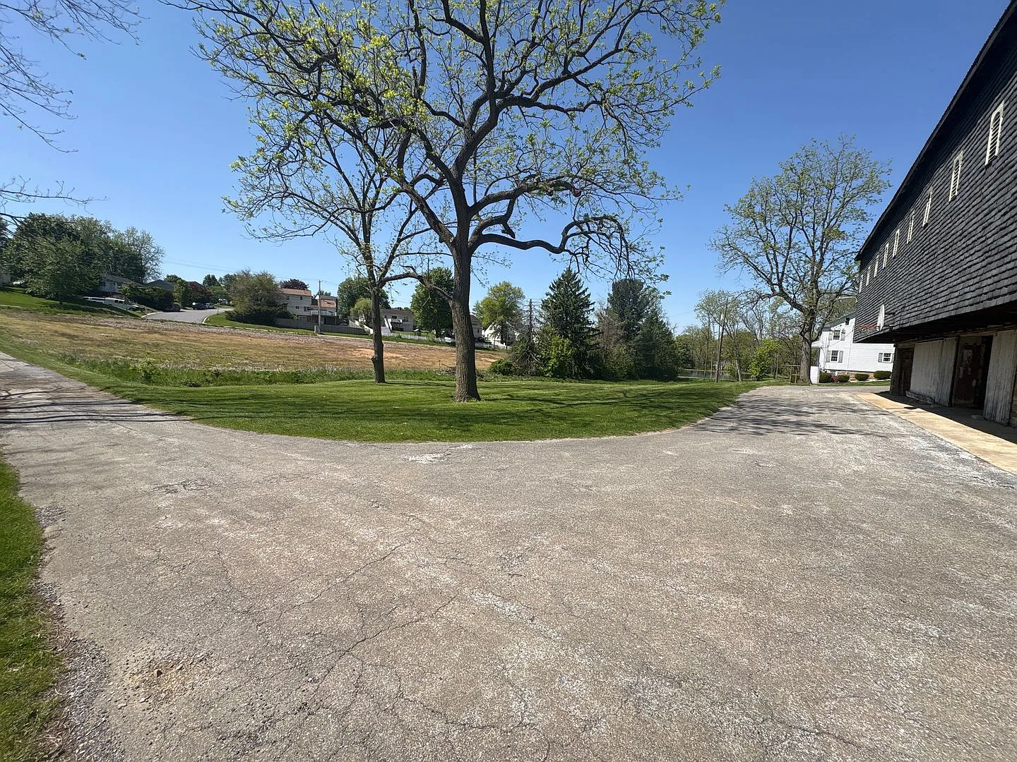 Short Term Lease Only-4 Bedroom 2 Bath Farmhouse, Pond, Acres, Dallastown SD — Photo 4