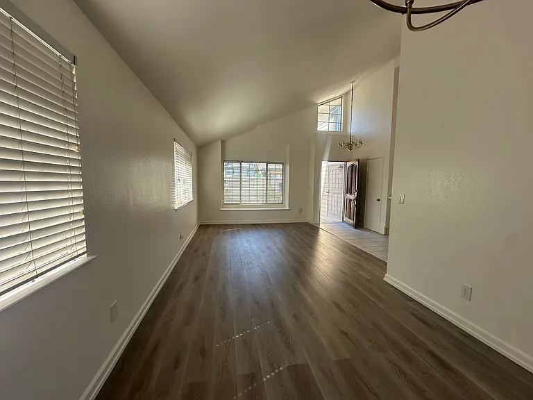 2859 Honeysuckle Cir — Photo 4