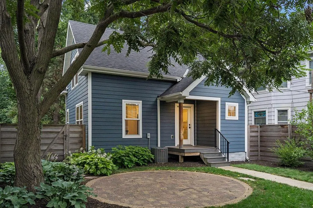 3 bed, 1.5 bath, 1903 sqft, $2,850 — Photo 2