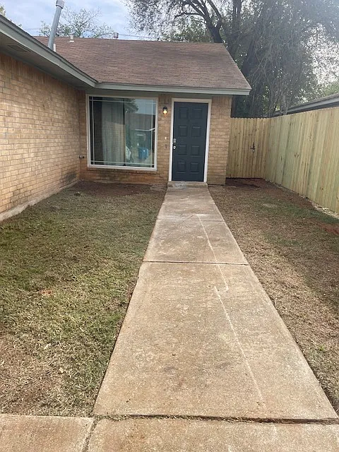3 bed, 996 sqft, $1,100 — Photo 3