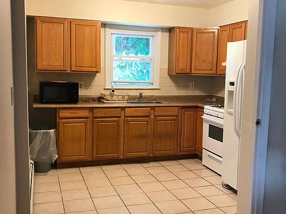 2nd image of 21 Butler Ct Floor 2