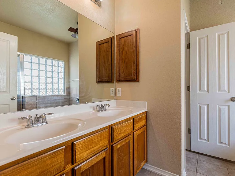 906 Ashbury Blf — Photo 21
