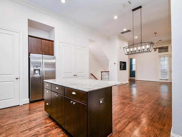 709 Delano St — Photo 15