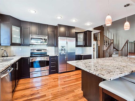 4th image of 44 Coach Manor Rise SW
