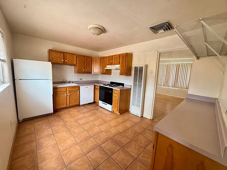 1708 Richmond Dr NE — Photo 3