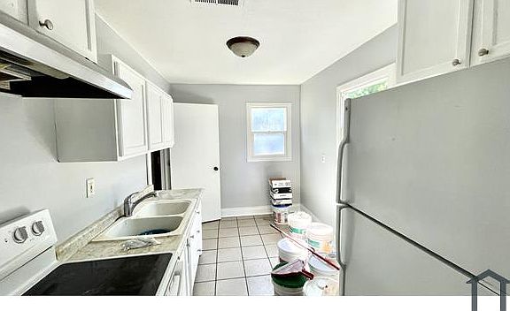 3rd image of 1008 N Sunset Ave