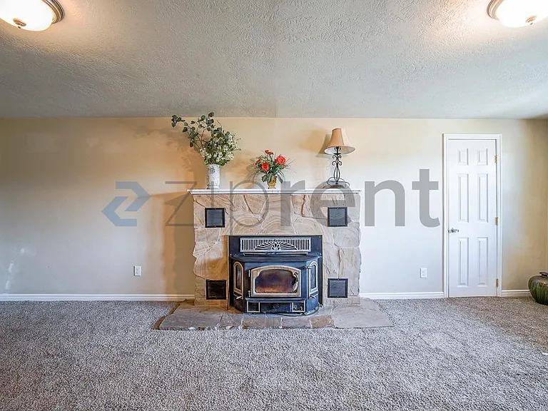 696 N Center St — Photo 20