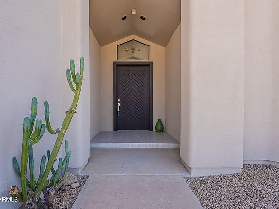 2nd image of 1219 E SEMINOLE Drive