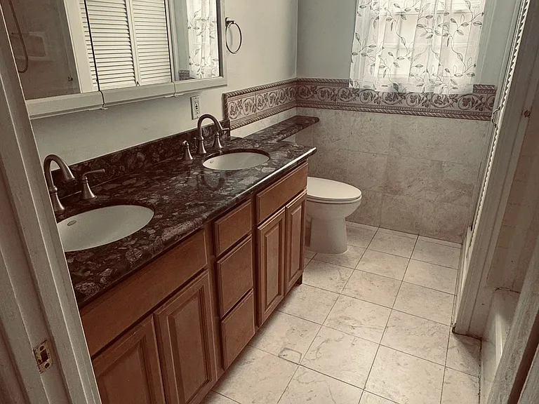 2820 N Buena Vista St — Photo 43