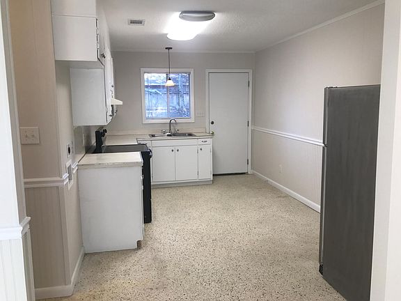 4th image of 131 Shirley Dr
