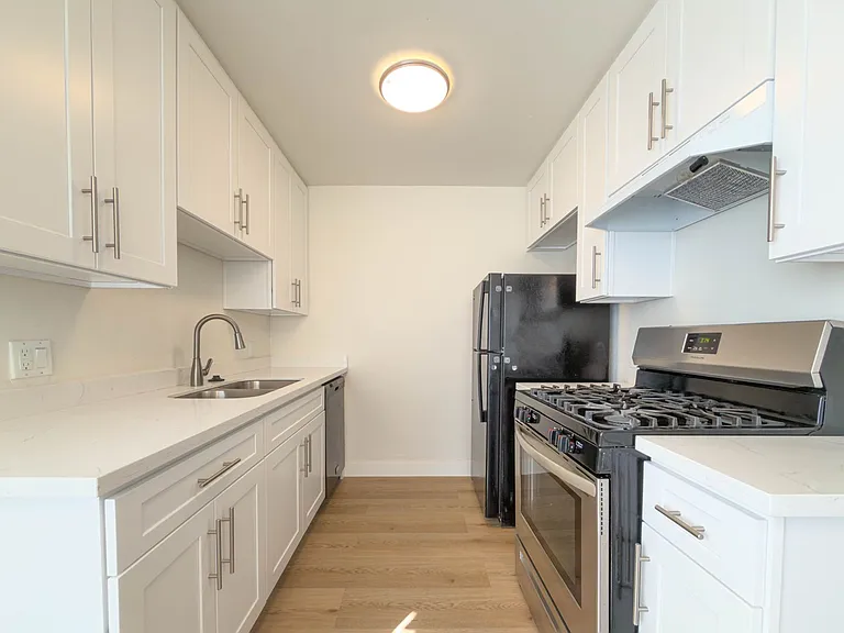 6535 Pickering Ave — Photo 3