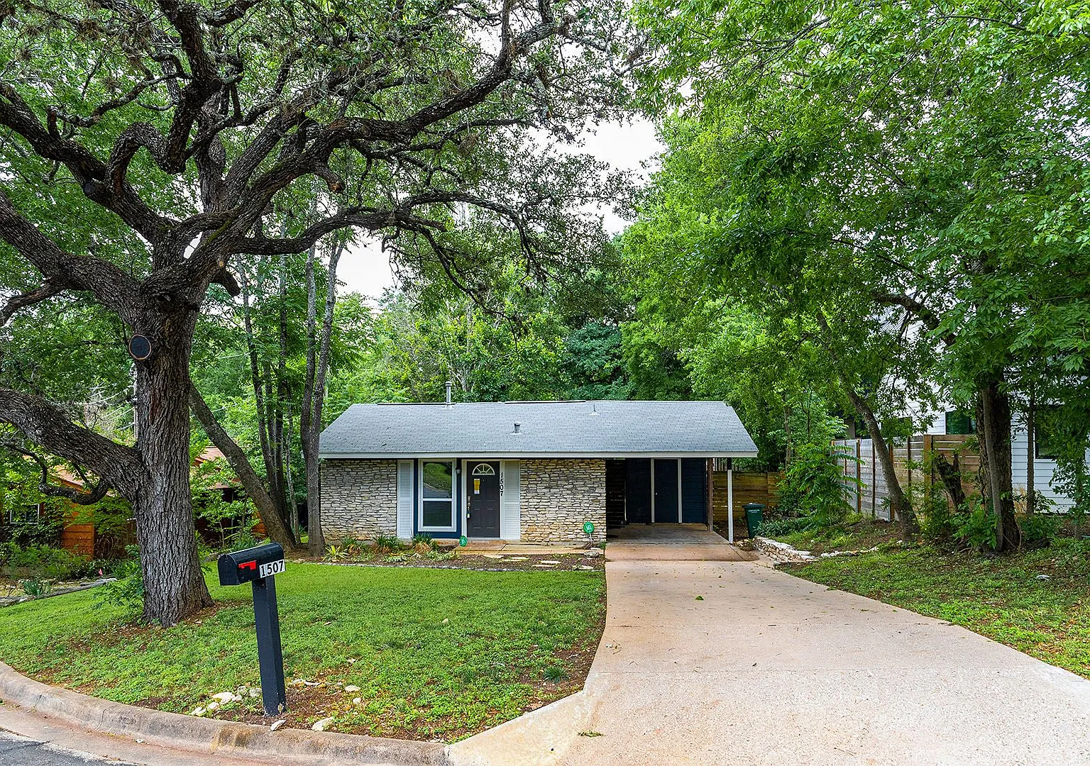 Charming 2BR/2BA with Large Private Backyard Austin — Photo 1