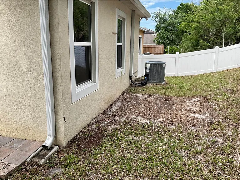 101 Hurst Ct — Photo 2