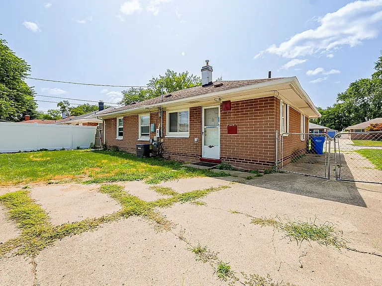 1147 E Brockton Ave — Photo 31