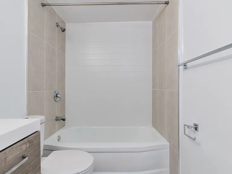 485 Eglinton Ave E — Photo 10