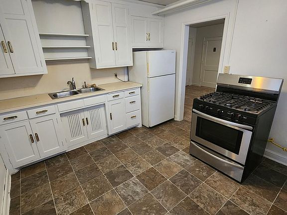 4th image of 1986 Saint Clair Ave APT 8