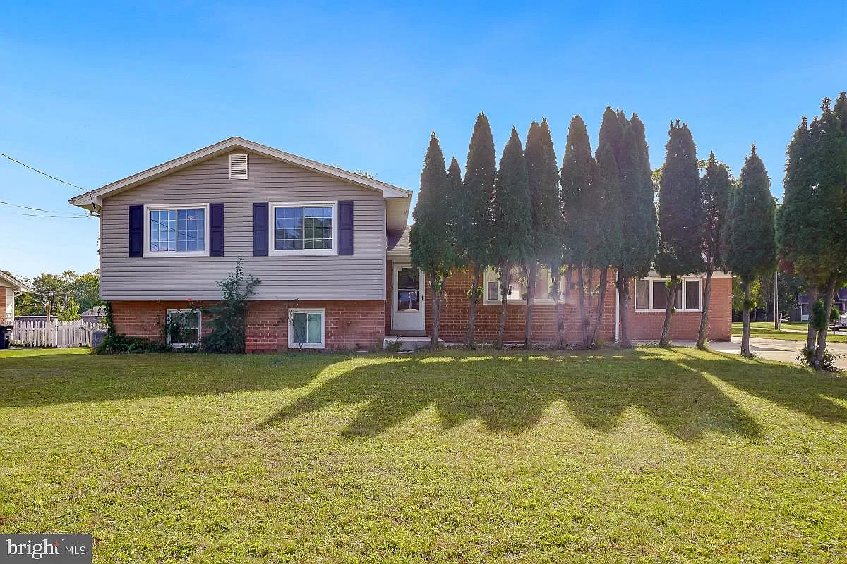 6 bed, 4.0 bath, 2163 sqft, $4,500 — Photo 2