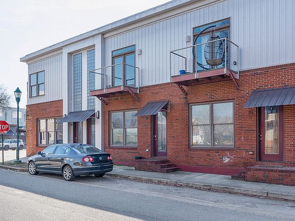 2nd image of 8 W 17th St