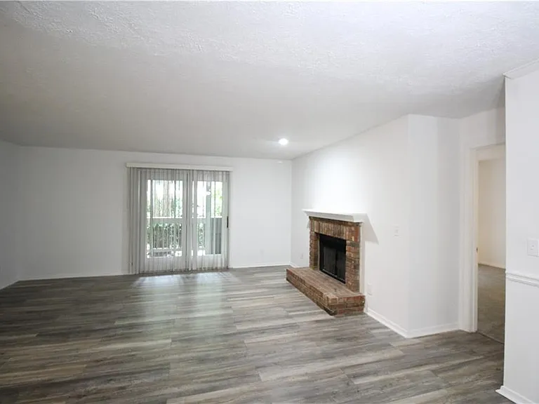 204 Warm Springs Cir — Photo 3