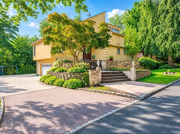 150 Mimosa Drive, Roslyn, NY 11576