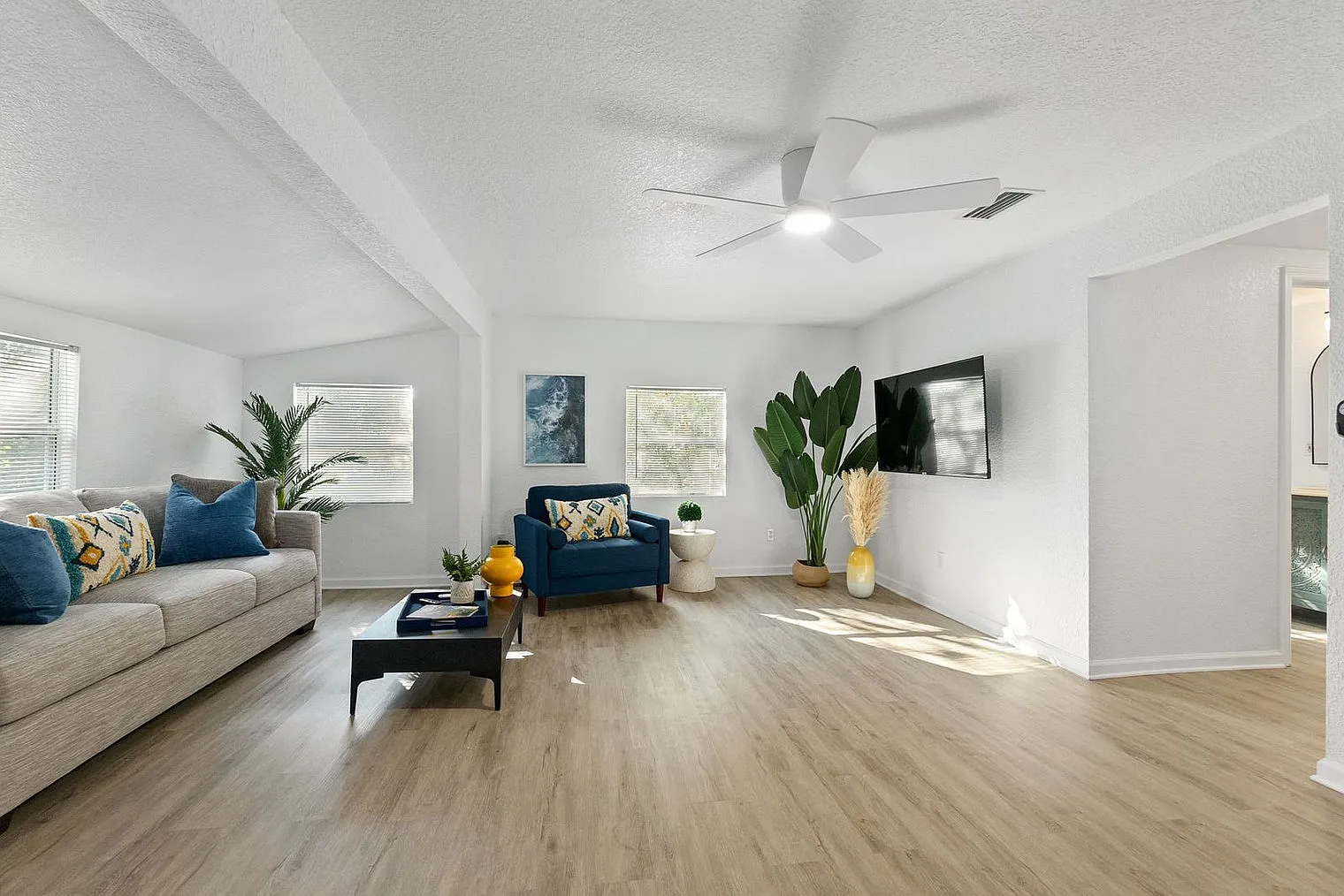 3 bed, 2.0 bath, 1496 sqft, $4,031 — Photo 4
