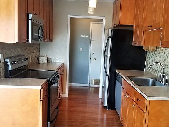 5th image of 924 Shorewood Dr APT 21