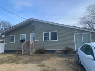 16 Pandora Dr, Brentwood, NY 11717