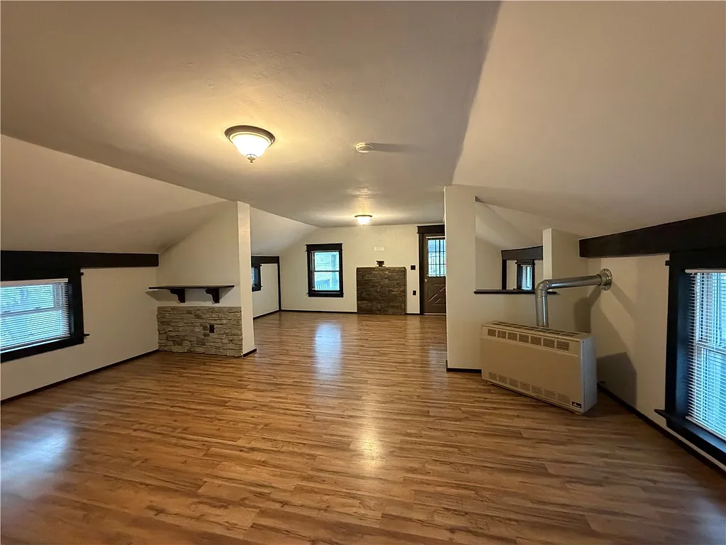 1 bed, 1.0 bath, 2031 sqft, $1,100 — Photo 2