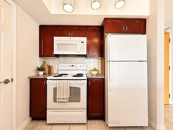 4th image of 68 Grangeway Ave Unit 908