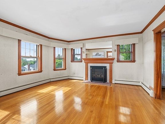 4th image of 828 E Squantum St