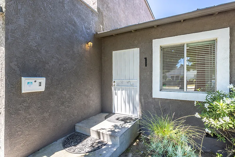 2 bed, 1000 sqft, $3,300 — Photo 3