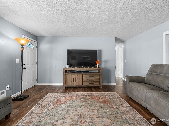 4th image of 733 2nd Avenue NE