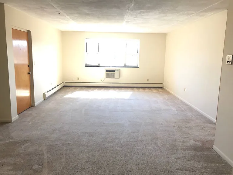 Lexington St Apartments — Photo 42