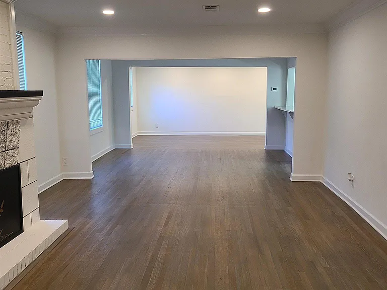 1301 W Lee St — Photo 2