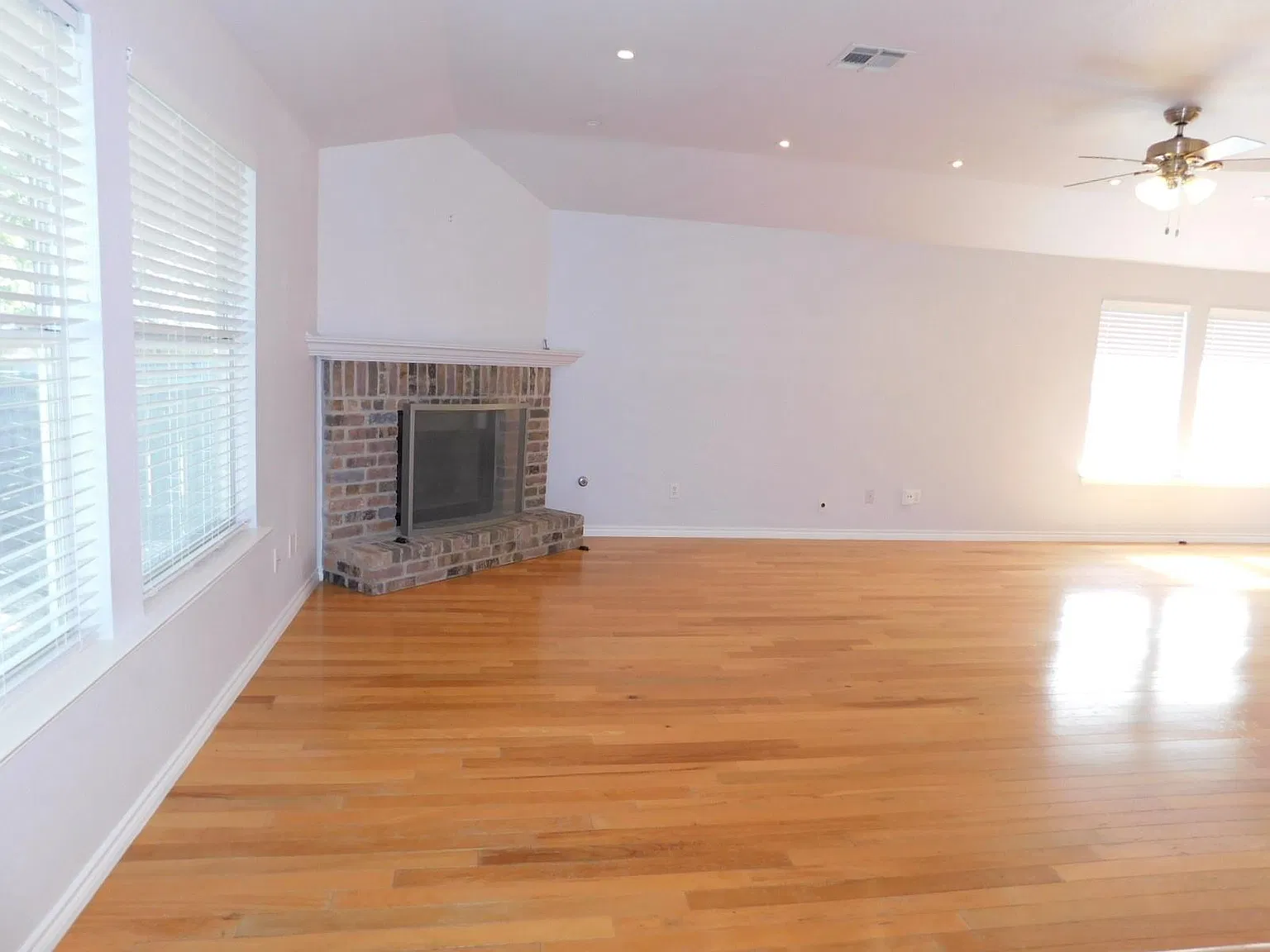 3 bed, 2.0 bath, 1859 sqft, $3,000 — Photo 3
