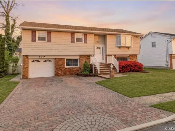 830 N Broome Ave, Lindenhurst, NY 11757