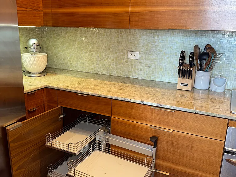 320 E 21st St #411 — Photo 5