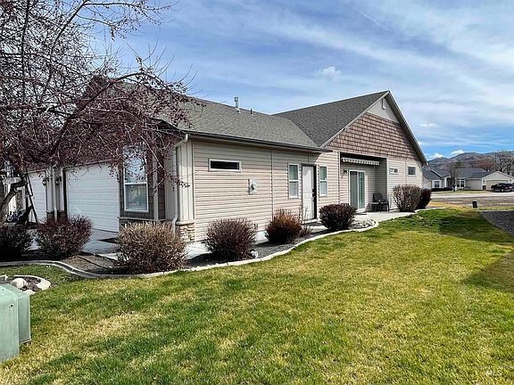 3rd image of 868 S Beaver Creek Way