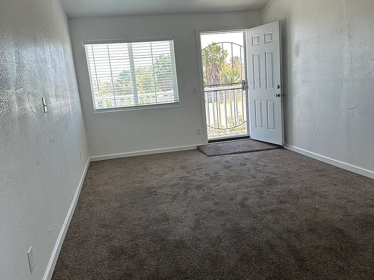 W Larch Rd — Photo 1