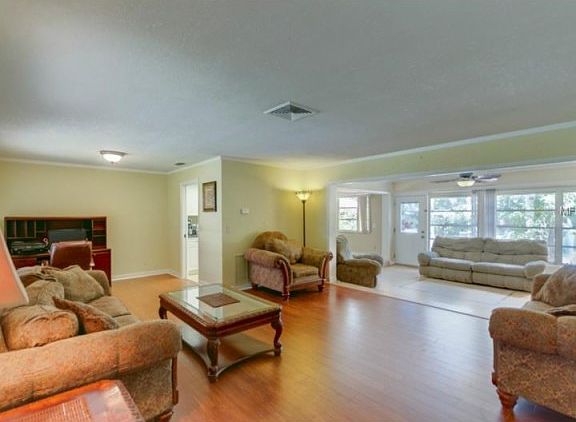 5th image of 572 E Park Dr