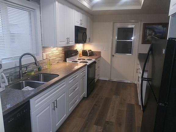 3rd image of 16836 Bernardo Oaks Dr