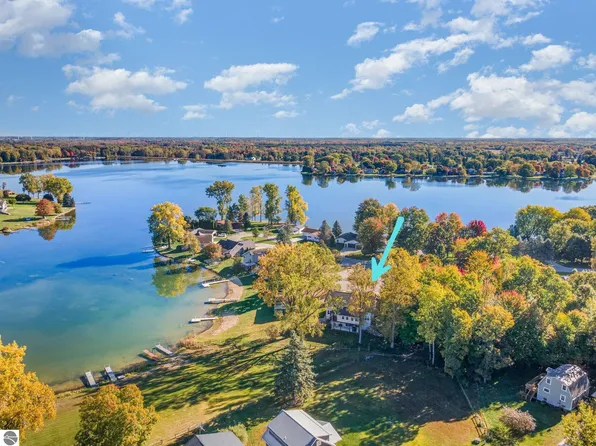 1057 Crown Point Dr, Lake Isabella, MI 48893