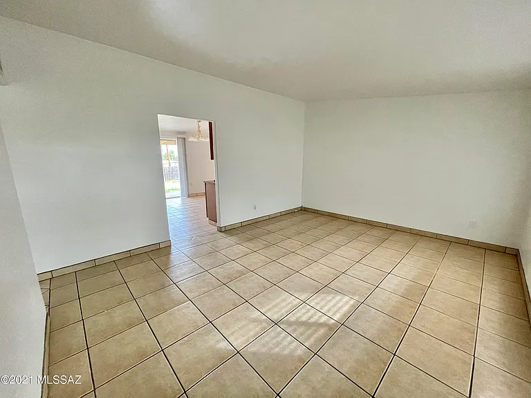 233 S Avenue B — Photo 4