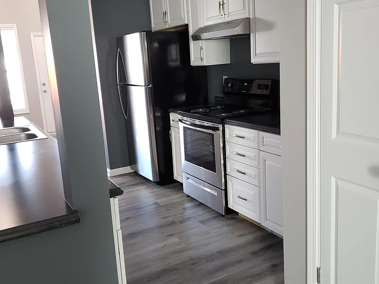 438 E Beecher St — Photo 6