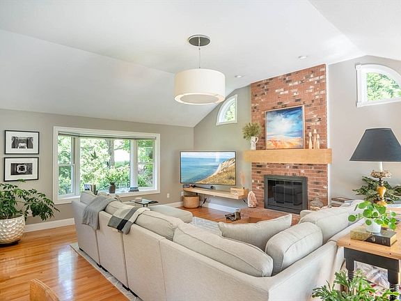 3rd image of 256 Mapleshade Ave
